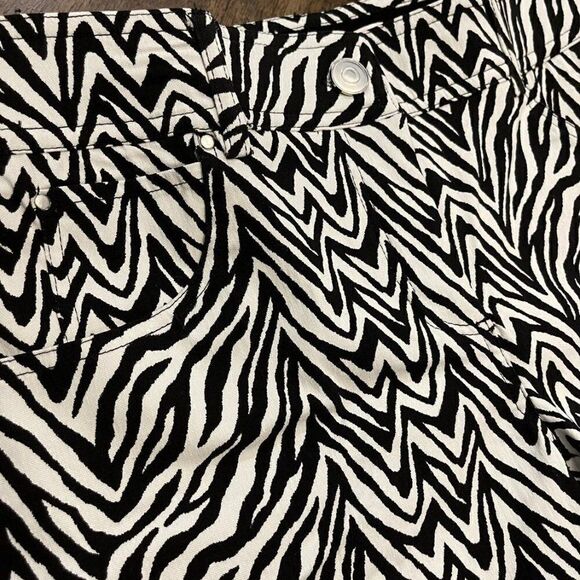 89th + Madison | Zebra Stretch Shorts - Picture 7 of 10